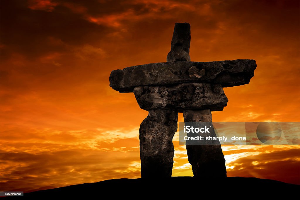 XXXL inukshuk silueta - Foto de stock de Alaska - Estado de los EE. UU. libre de derechos