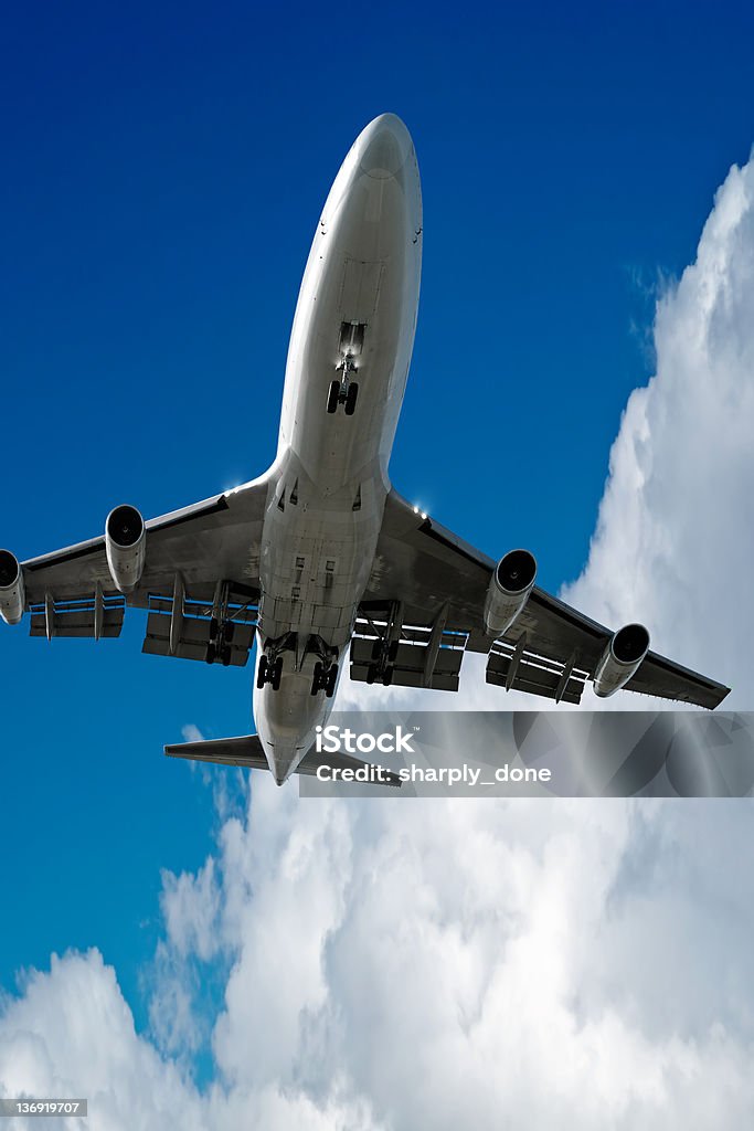 XL jumbo jet Avión aterrizando con nube de tormenta - Foto de stock de Acercarse libre de derechos