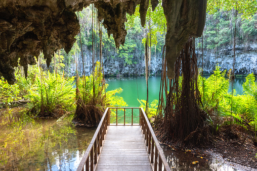 Cueva de los Tres Ojos en Santo Domingo, parque nacional los Tres Ojos, República Dominicana. Antecedentes de viajes al aire libre photo