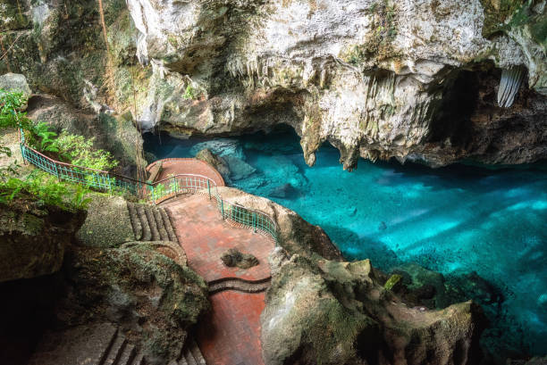 três olhos cedem em santo domingo, parque nacional los tres ojos, república dominicana. fundo de viagem ao ar livre - santo domingo - fotografias e filmes do acervo