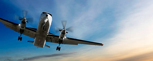 hélice avião pousando no pôr-do-sol - twin propeller - fotografias e filmes do acervo