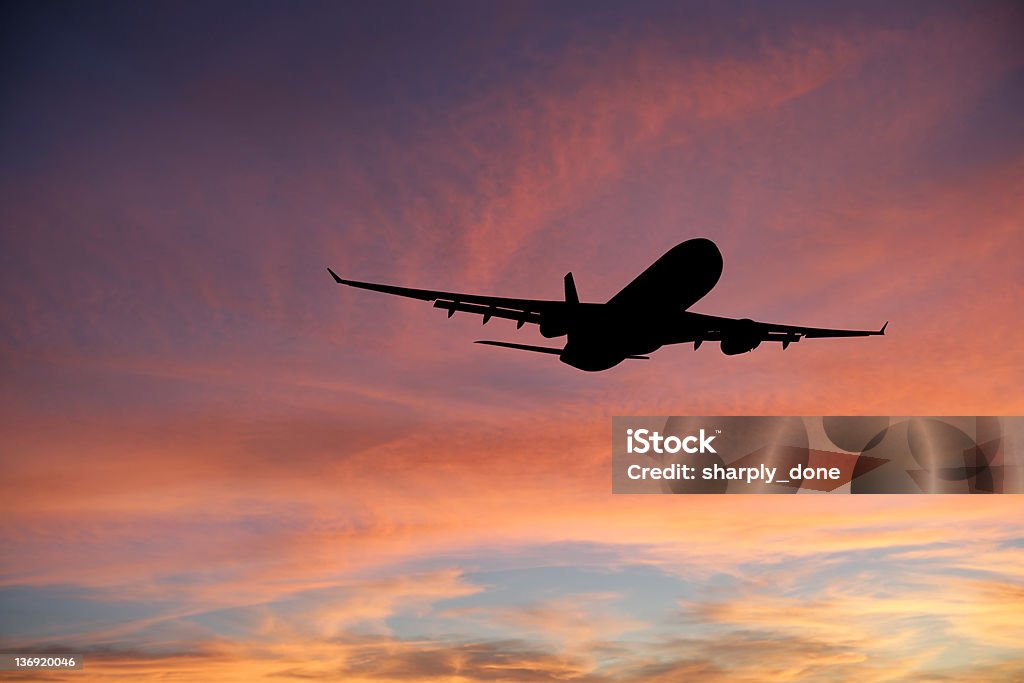 XXL jet Avión despegando en puesta - Foto de stock de Amanecer libre de derechos