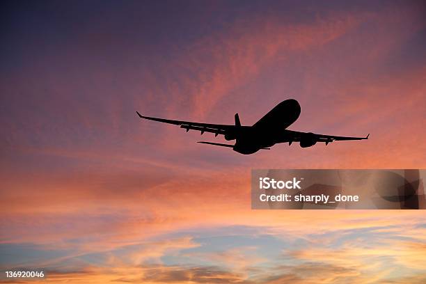 Xxl Jet Avión Despegando En Puesta Foto de stock y más banco de imágenes de Amanecer - Amanecer, Anochecer, Arriba de