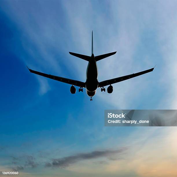 Xl Jet Avión Aterrizando En El Crepúsculo Foto de stock y más banco de imágenes de Amanecer - Amanecer, Anochecer, Arriba de