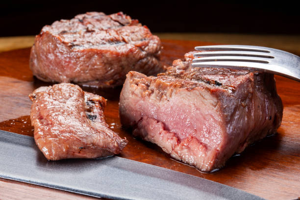 スライスしたグリルステーキ - picanha beef meat rare ストックフォトと画像