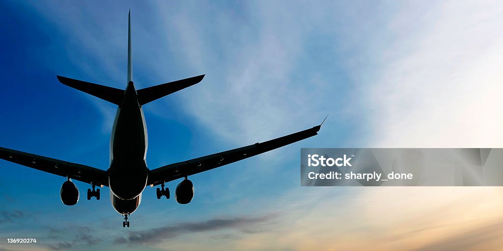 Реактивный самолет посадки на закате - Стоковые фото Авиакосмическая промышленность роялти-фри