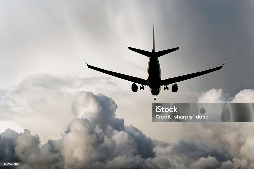 XXL Aereo jet atterrando in Tempesta - Foto stock royalty-free di A mezz'aria