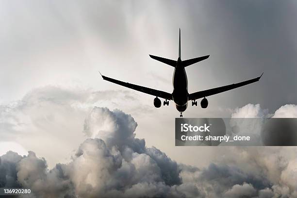 Xxl Aereo Jet Atterrando In Tempesta - Fotografie stock e altre immagini di A mezz'aria - A mezz'aria, Aereo di linea, Aereo-cargo