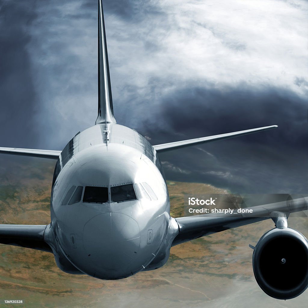 Avião a jato voando em altitude - Foto de stock de Abaixo royalty-free