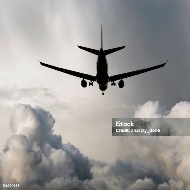 Xl Avião A Jato Pousando Em Tempestade - Fotografias de stock e mais imagens de Avião - Avião, Descolar - Atividade, Abaixo