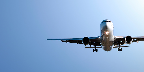 jet Avión aterrizando en cielo azul photo