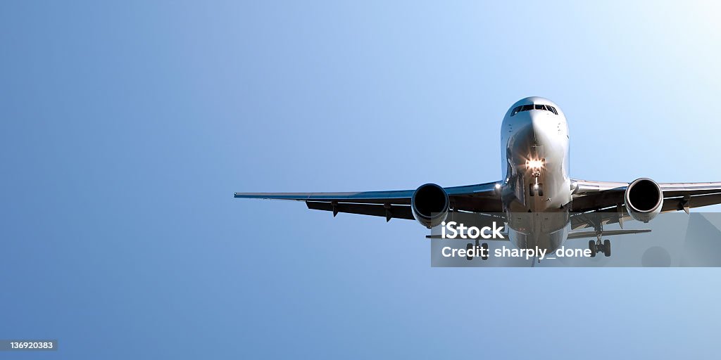 Aereo jet atterrando in blue sky - Foto stock royalty-free di Aeroplano