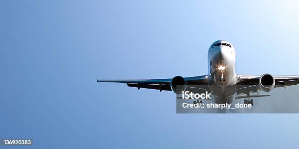 Aereo Jet Atterrando In Blue Sky - Fotografie stock e altre immagini di Aeroplano - Aeroplano, Decollare - Attività, Cielo