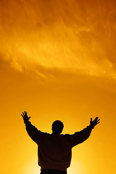 xl spirituellen mann silhouette - applauding contemplation praying arms outstretched stock-fotos und bilder