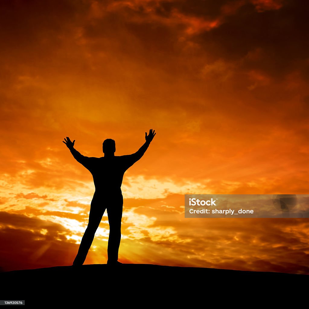 Силуэт человек против оранжевой sky spiritual - Стоковые фото Аплодировать роялти-фри