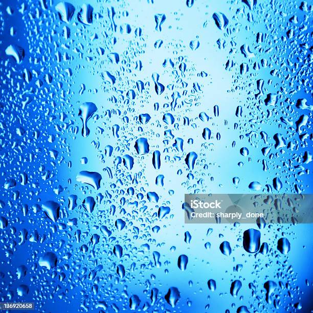 Foto de Azul Brilhante Raindrops e mais fotos de stock de Abstrato - Abstrato, Azul, Carroceria