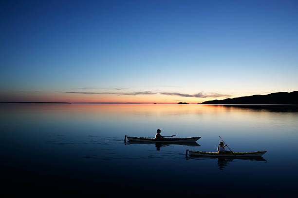 xxl crepúsculo kayakers - kayak canoeing canoe lake fotografías e imágenes de stock