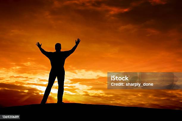Xxxl Spirituellen Mann Silhouette Stockfoto und mehr Bilder von Arme hoch - Arme hoch, Dunkel, Eine Person