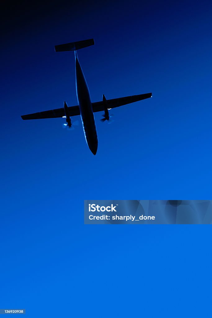 XL elica aereo volare di notte - Foto stock royalty-free di A mezz'aria