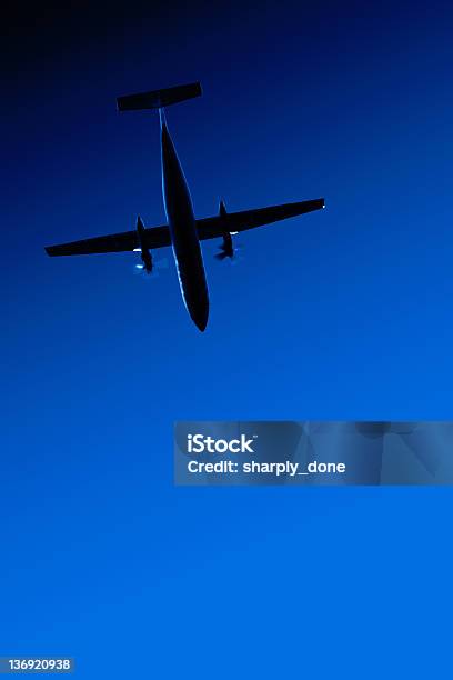 Xl Samolot Śmigłowy Latać W Nocy - zdjęcia stockowe i więcej obrazów Bez ludzi - Bez ludzi, Bezchmurne niebo, Bezpośrednio poniżej