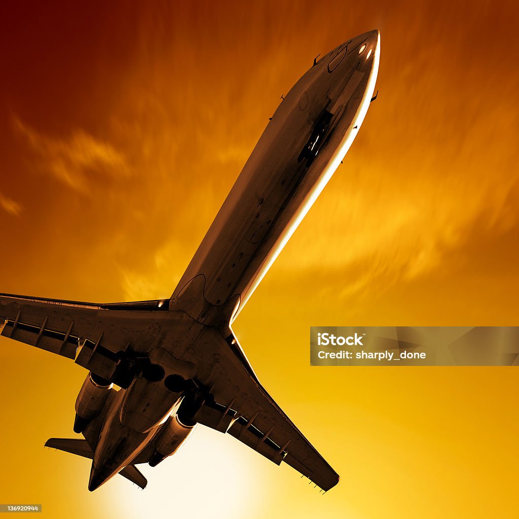 Корпоративные Реактивный самолет посадки на закате - Стоковые фото Авиакосмическая промышленность роялти-фри