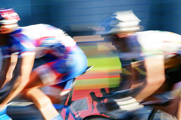 xxl rápida corredores de bicicleta - racing bicycle cyclist sports race panning imagens e fotografias de stock