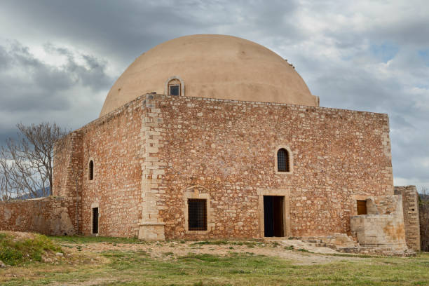 fortaleza antiga em um dia nublado - mosque europe part of day - fotografias e filmes do acervo