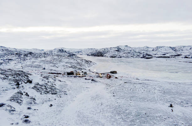 teriberka es un pueblo a orillas del océano ártico. el borde del mundo. el extremo norte de rusia. antiguo pueblo de pescadores a orillas del mar. - wild abandon fotografías e imágenes de stock