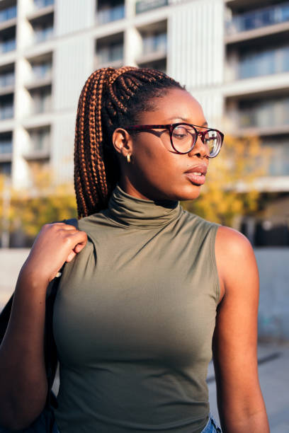 眼鏡をかけた若い学生の縦の肖像画 - braids african descent women pensive ストックフォトと画像