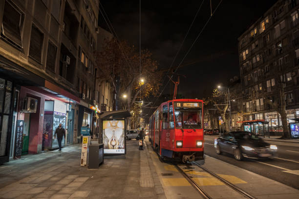 selektywne rozmycie w tramwaju belgradzkim, tatra kt4, z linii linija 2 na przystanku tramwajowym krug dvojke w nocy. zwany także beogradski tramvaji, jest to system transportu. - krug zdjęcia i obrazy z banku zdjęć