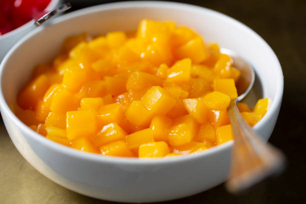 缶詰桃のボウル - fruit vegetable fruit bowl peaches ストックフォトと画像