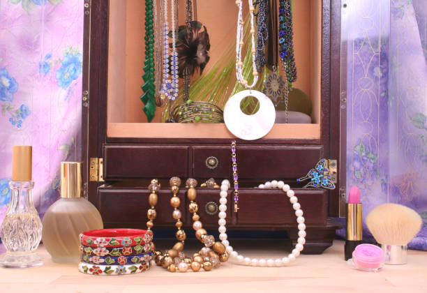 perfumy i biżuteria z kwiatami i biżuterią pudełko z bliska - pink perfume bracelet necklace zdjęcia i obrazy z banku zdjęć