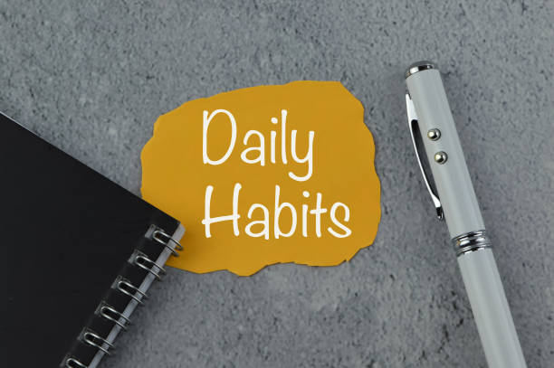 istock Memo note written with text DAILY HABITS. 1369239815