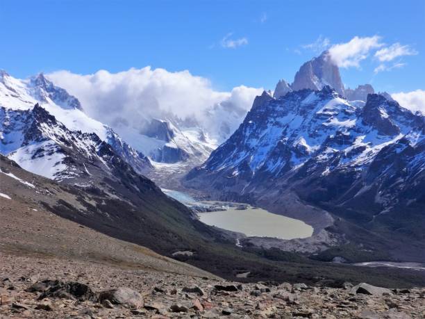 ロマ・デ・プリエグ・トゥンバド - cerro torre ストックフォトと画像