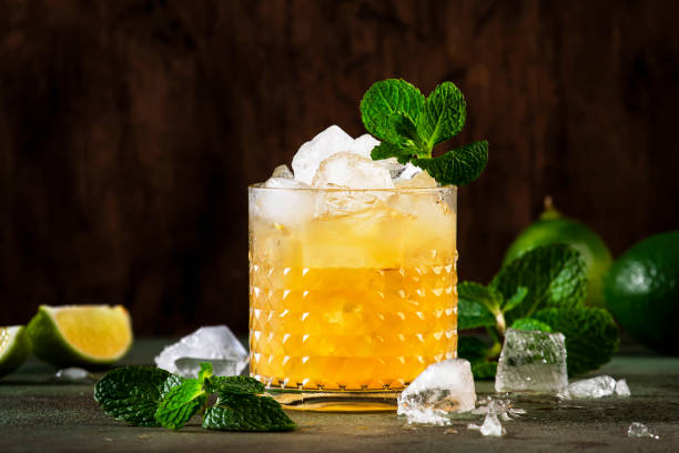 mai tai trendiger alkoholischer cocktail mit rum, likör, sirup, limettensaft, minze und crushed ice. dunkler hintergrund, kopierraum - zerdrückt stock-fotos und bilder