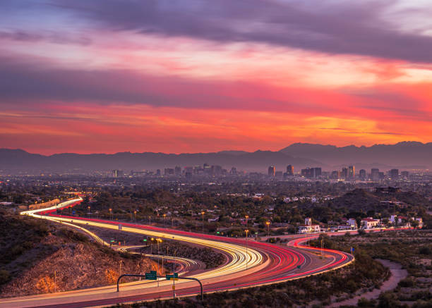 autoroute menant au centre-ville de phoenix, arizona - phoenix arizona skyline desert photos et images de collection