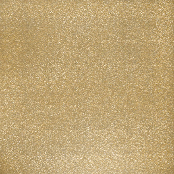 abstrakcyjne tło ze złotym błyszczącym pociągnięciem pędzla. złota folia błyszcząca tekstura grunge. - gold metal textured brass stock illustrations