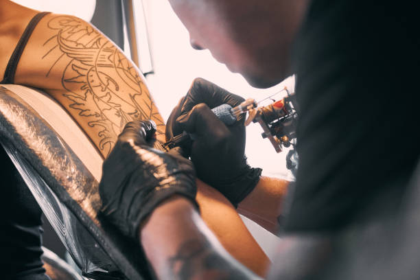 istock Making Japan Style Tattoo on customers shoulder 1369271706