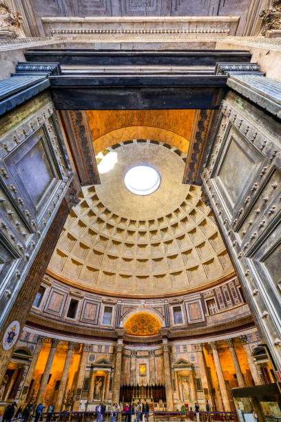 la porte d’entrée monumentale et l’imposant dôme à l’intérieur du panthéon romain dans le cœur historique de rome - architecture italian culture pantheon rome church photos et images de collection