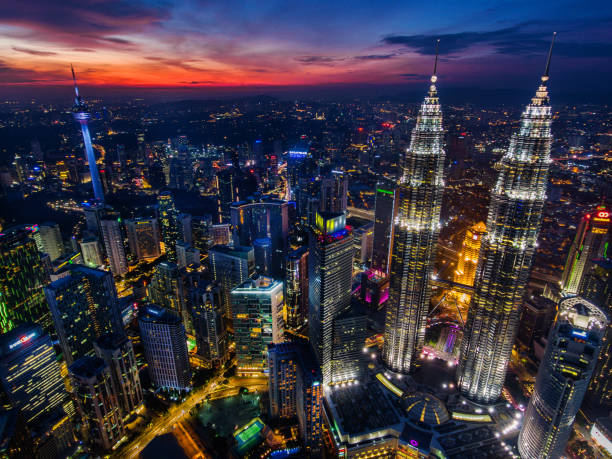 kuala lumpur skyline bei nachtbeleuchtung - lumpur stock-fotos und bilder