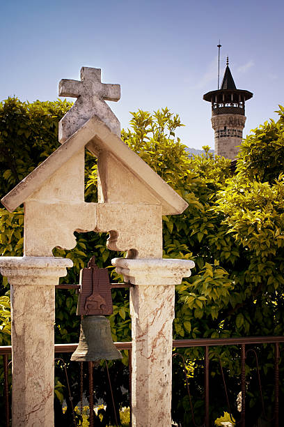 church et la mosquée - antakya photos et images de collection