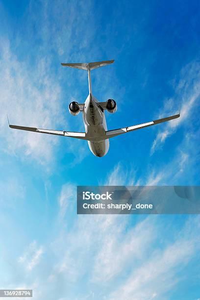 Xxl Corporate Jet Passagierflugzeug Fliegen In Bright Sky Stockfoto und mehr Bilder von Firmenflugzeug