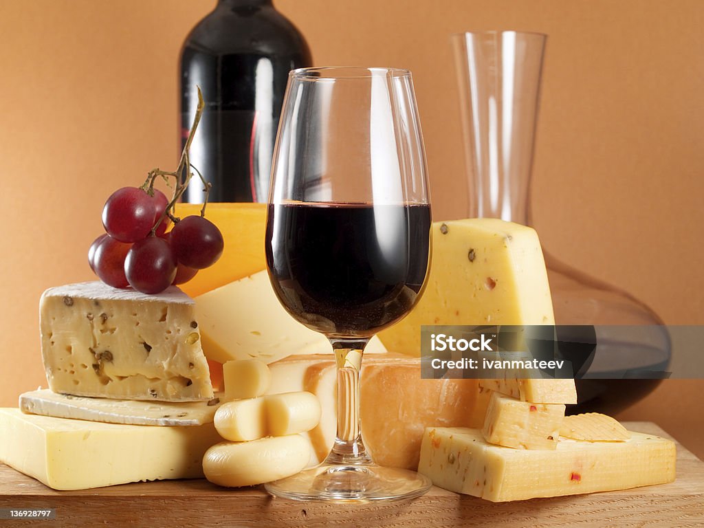 Queso y vino - Foto de stock de Queso libre de derechos