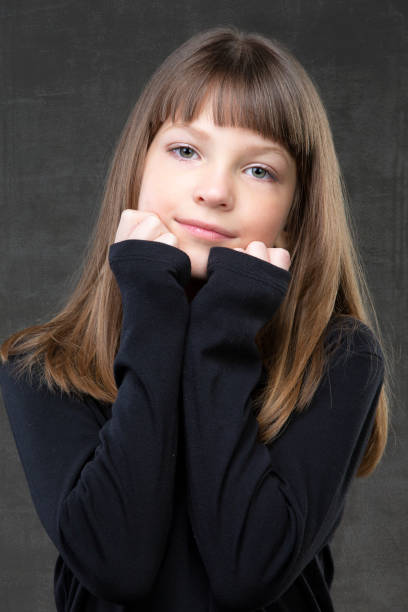 portrait d’une belle fille pensive de dix ans sur fond gris. - 10 11 years cheerful happiness fun photos et images de collection