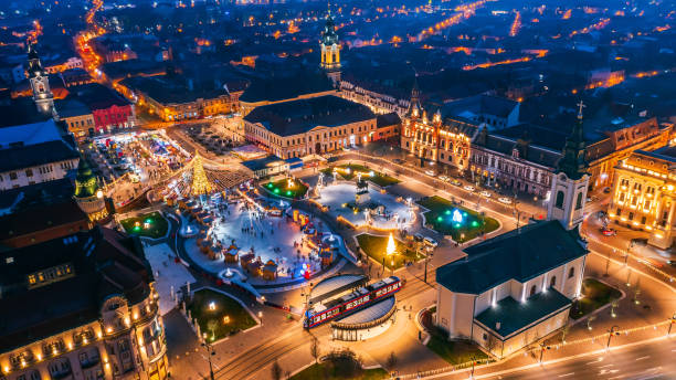 oradea, roumanie - vue aérienne du marché de noël, union square. - roumanie photos et images de collection
