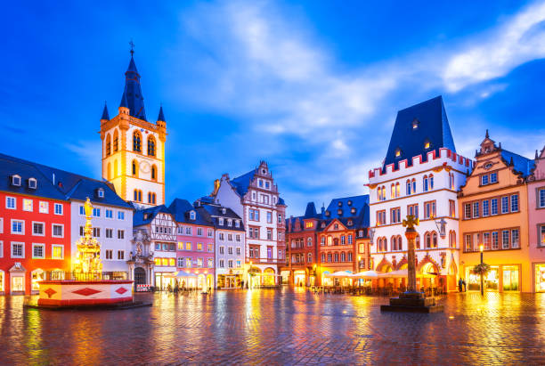 hauptmarkt, el mercado principal de tréveris, alemania por la noche - trier fotografías e imágenes de stock