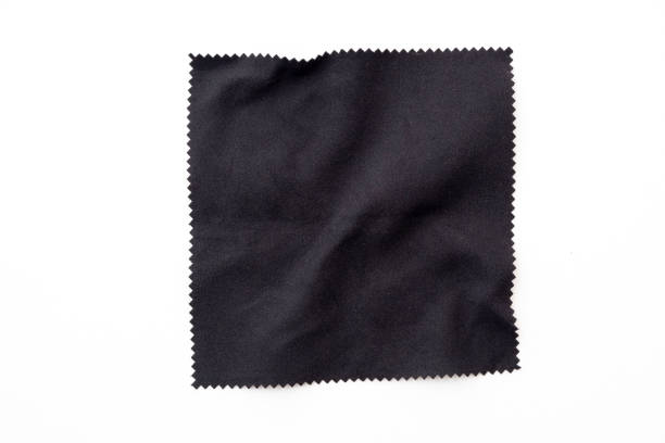 morceau de tissu carré noir, serviette isolée sur blanc - chiffon photos et images de collection