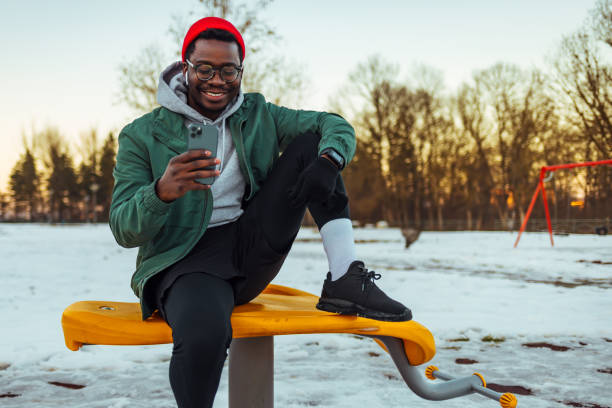 istock Sportsman using smart phone in the park 1369306223