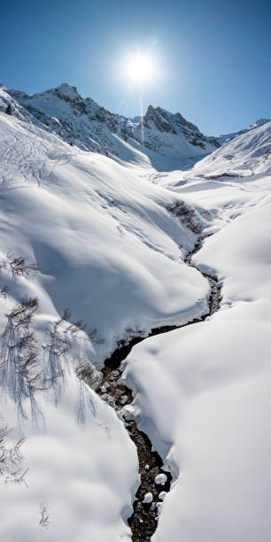 riacho sinuoso através da paisagem de inverno idílica - bend sun river snow - fotografias e filmes do acervo
