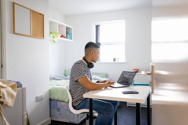 estudo de estudantes universitários masculinos - college dorm - fotografias e filmes do acervo